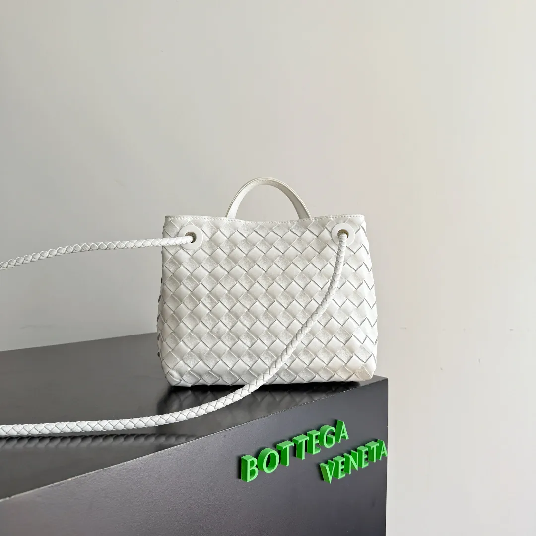 The new Andiamo batch of 3060 BV is shipped‼ ️The classic intercciato weaving process is used to create a soft bag, the metal knot is made of micro-cast aluminum using jewelry technology🪢, and the decorative beads are made of metal and hand-polished oak, allowing you to jump repeatedly between elegance and fun💃, making it unpredictable. Classic and versatile, it shows off your temperament, and the bag has a large capacity, making it very convenient for daily commuting! It has a variety of carrying methods, the shoulder straps can be adjusted by yourself, the original lambskin feels soft and delicate, and the unisex style breaks gender boundaries and brings a more practical and long-lasting use experience. The Andiamo, which has both elegant and casual styles, perfectly interprets the "fashionable old money style". Style number: 743568+wood hardware Color: white Size: 25*22*10.5cm